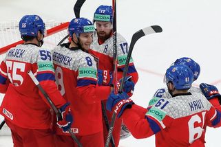 MS hokej | Ščotkův smolný start: tři minuty, faul a konec. U spoluhráčů našel útěchu - Sport.cz